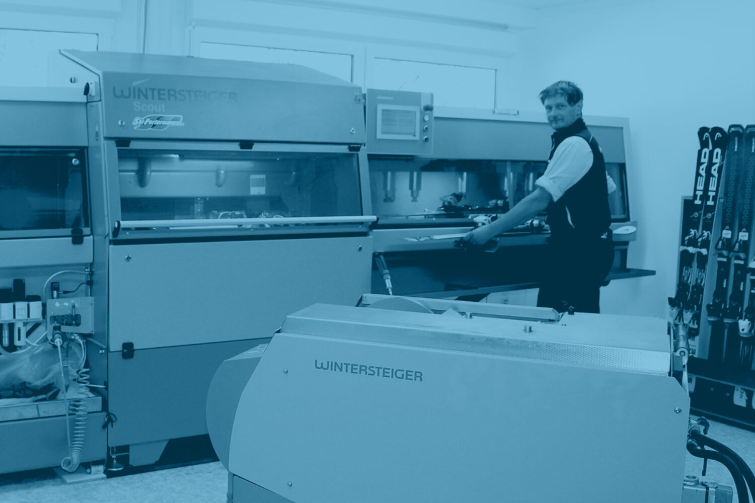 Peter Fichtl beim Skiservice mit der neusten Schleiftechnologie