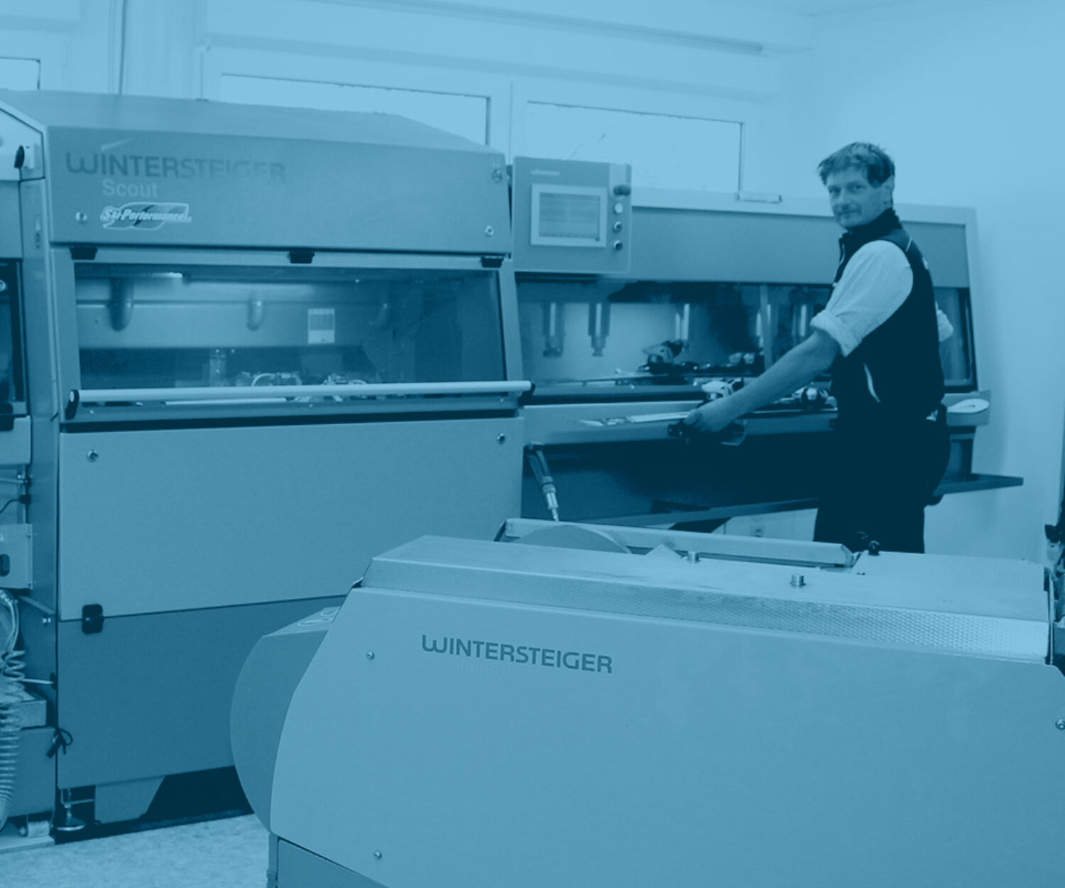 Peter Fichtl beim Skiservice mit der neusten Schleiftechnologie